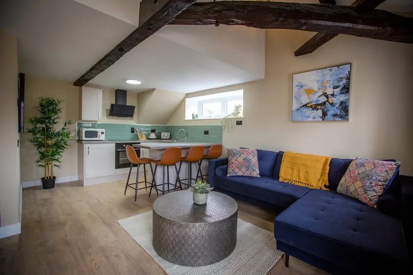 Cosy refurbished canalside appartment - Image 1