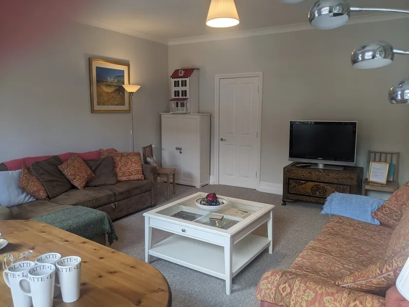Very Spacious 3-bedroom, 2 bathroom maisonette - Image 1