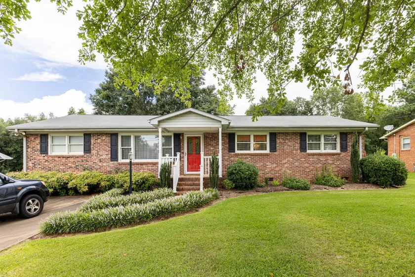 Luxury Red door Home - Image 1