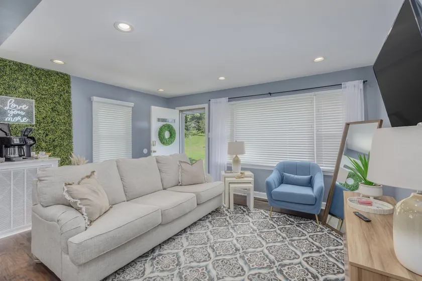 Cozy Farmhouse Apartment in Bristol 2 bed 1 bath - Image 1