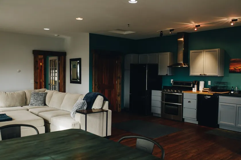 Connoisseur Hideaway - Image 1