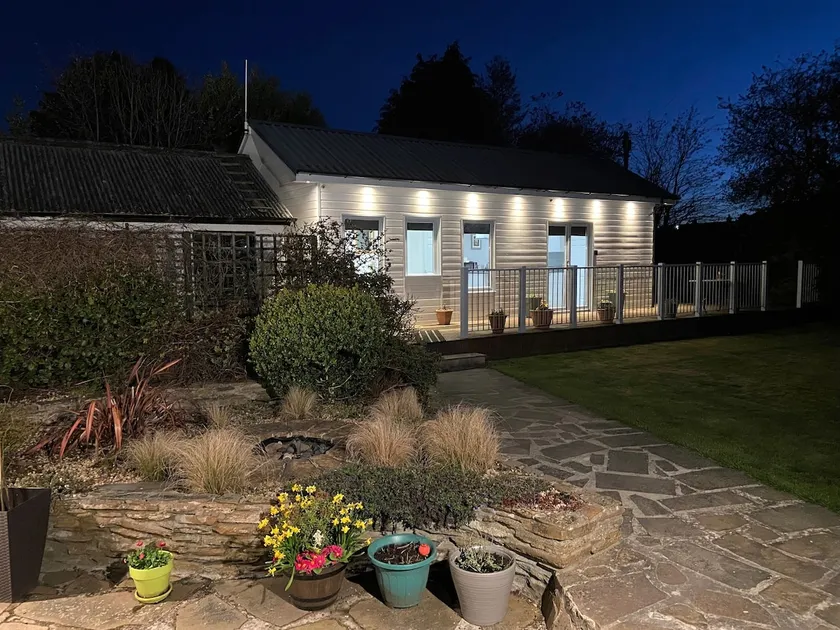 Chalet on the Green - Self Contained with parking. - Image 1