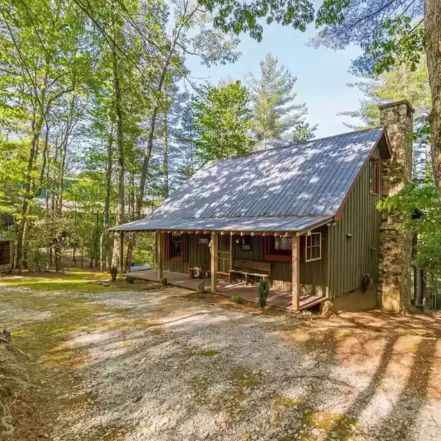 Mountain cabin with loft and view near the lake - Image 1