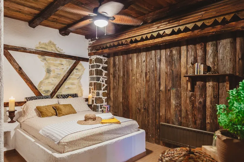 Traditional house with pool and fire place - Image 1