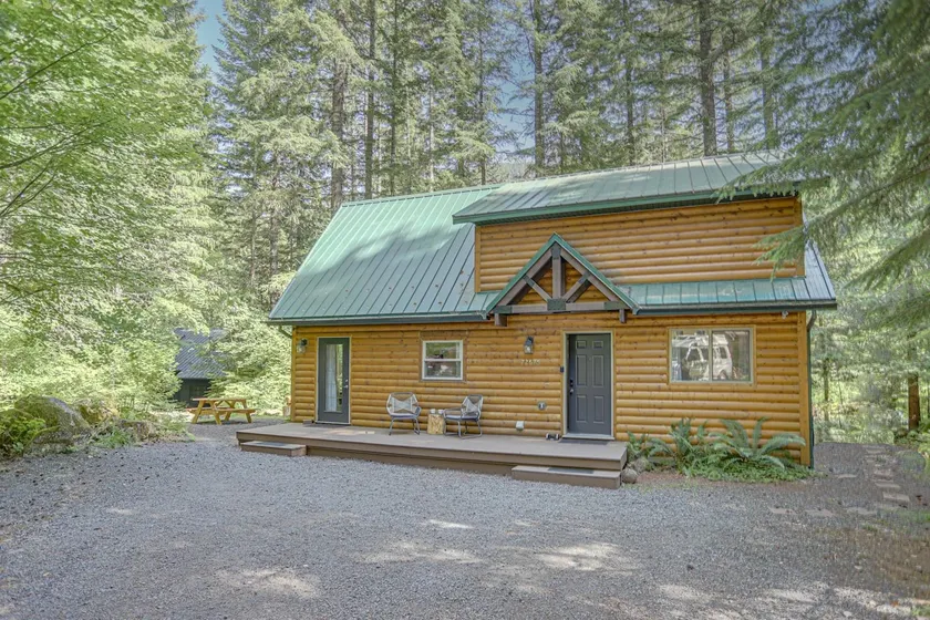 ZigZag Basecamp · Cozy Cabin Perfect for Nature Escapes w/ Hot Tub - Image 1