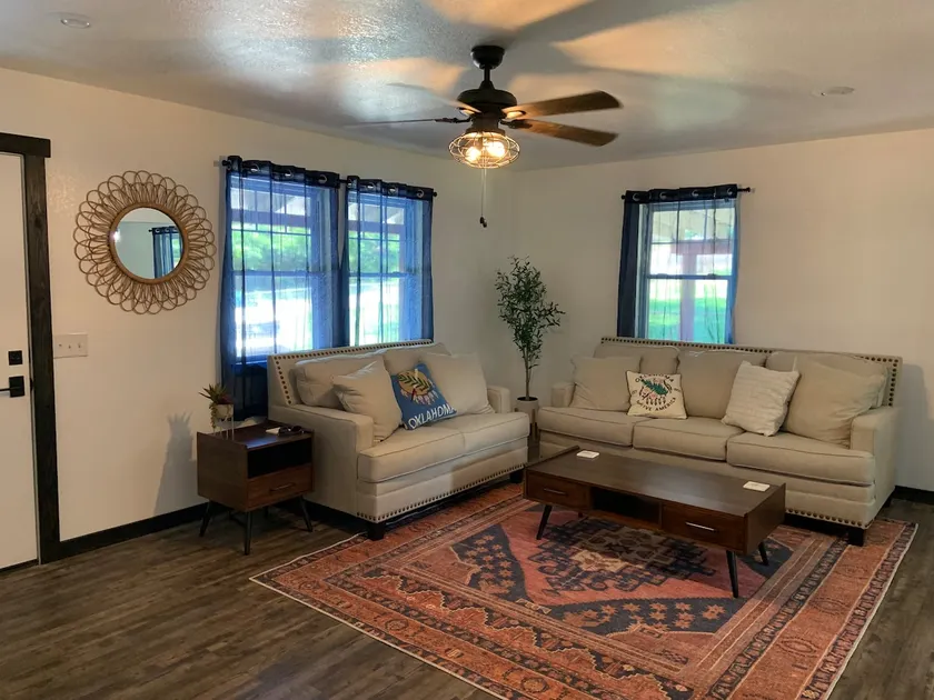 Cheerful 2 bedroom home with covered parking. - Image 1