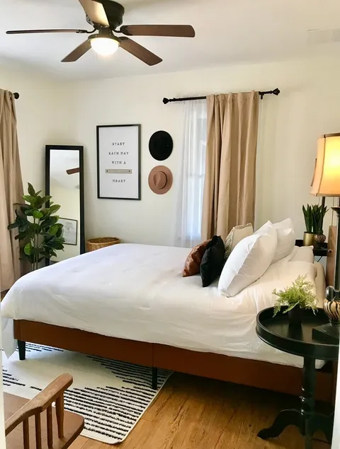 Cozy & Clean 2/1 Walking distance to Downtown - Image 1