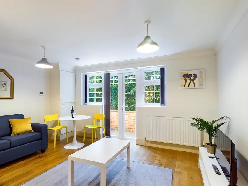 Lovely 1-bed Redhill town centre serviced apartment - Image 1