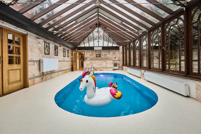 *The little castle* with heated pool and sauna - Image 1