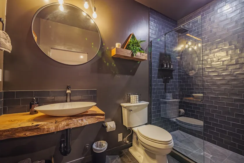 Luxury One Bedroom Suite - Winter's Hideaway - Image 1