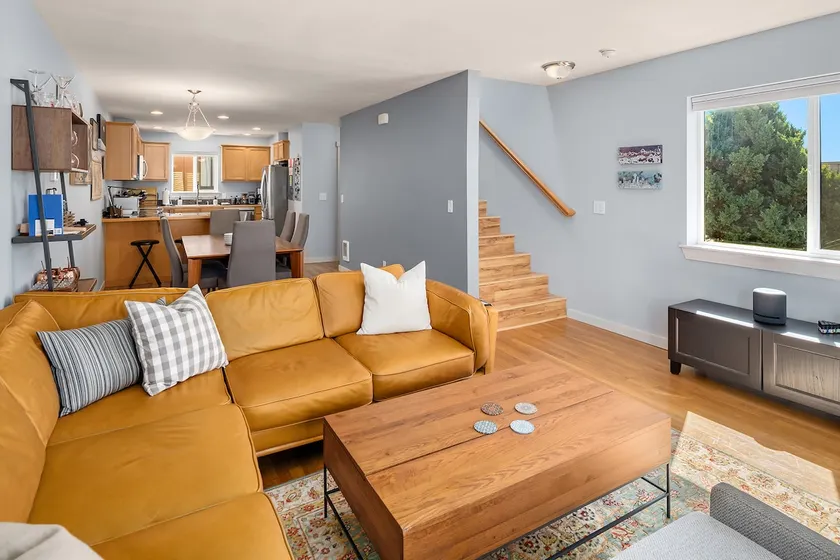 Comfortable 3 bedroom townhouse with home gym. - Image 1