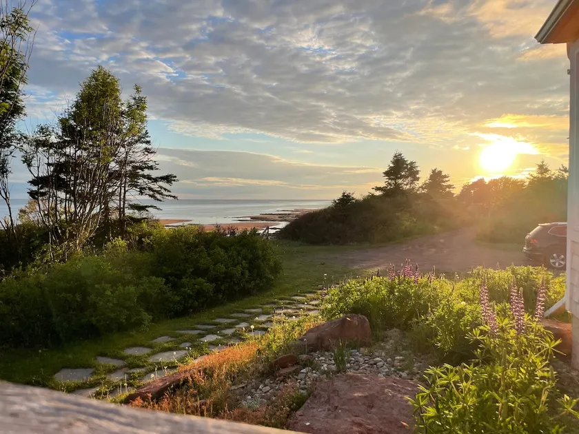 Oceanfront 3-bedroom with beach and hot tub - Image 1