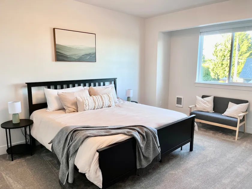 Beautiful 4-Bedroom Townhouse - Image 1