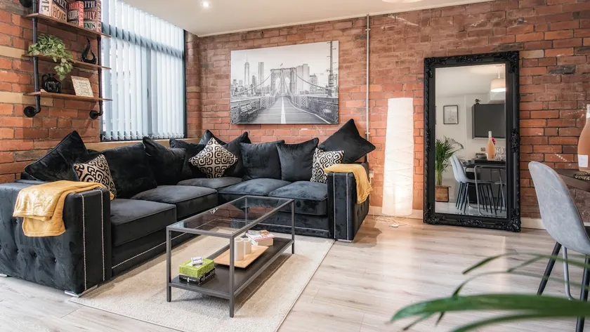 Bradford: Stunning 2 bed with outside patio - Image 1