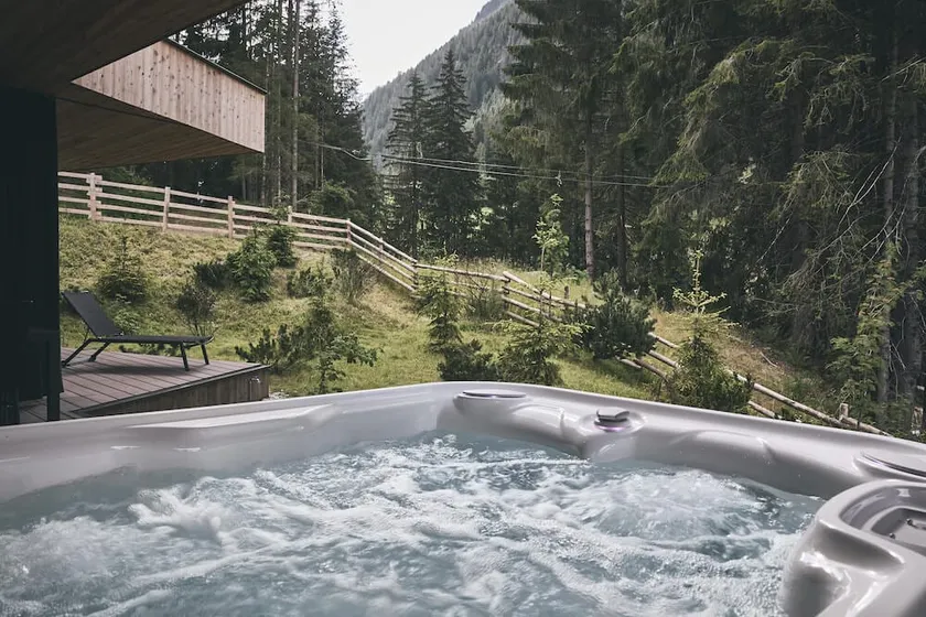 Luxurious chalet on the edge of the forest with private jacuzzi - Image 1