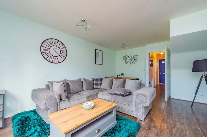 Central Townhouse Tipton - Sleeps 8 - Ideal for Contractors & Families - Image 1