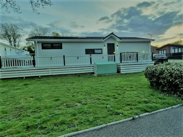 Happy and Cheerful 2-bedroom 42x20 Lodge - Image 1
