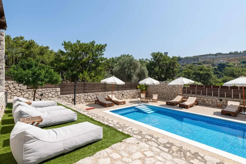 Adonis Villa in nature - Image 1