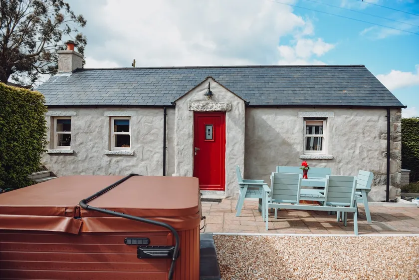 Modern one bedroom country cottage with jacuzzi - Image 1