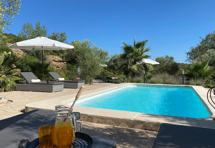 One bedroom luxury apartment with pool view - Image 1