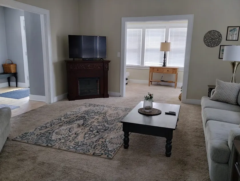 Cheerful 3 bedroom family home with deck - Image 1