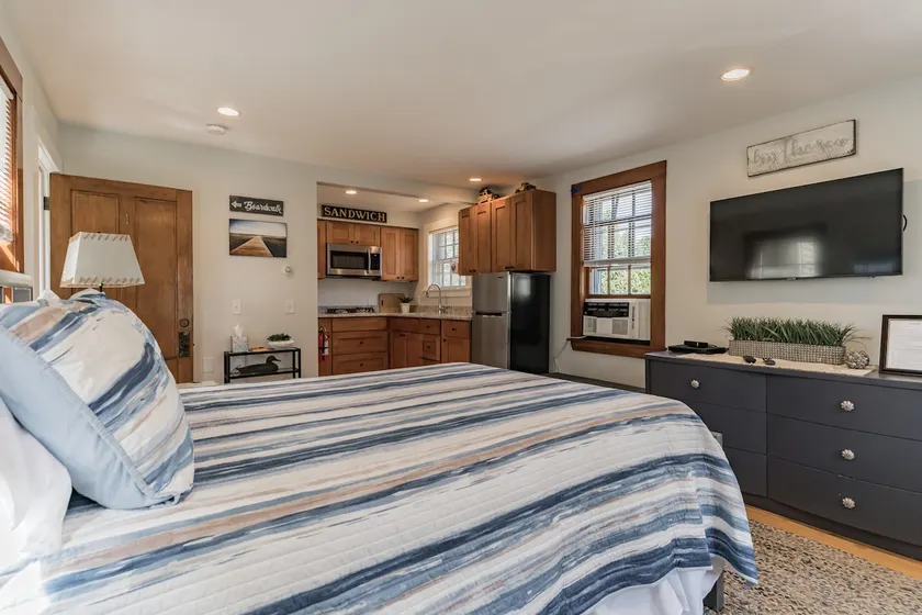 Unwind in Sandwich Village - Image 1