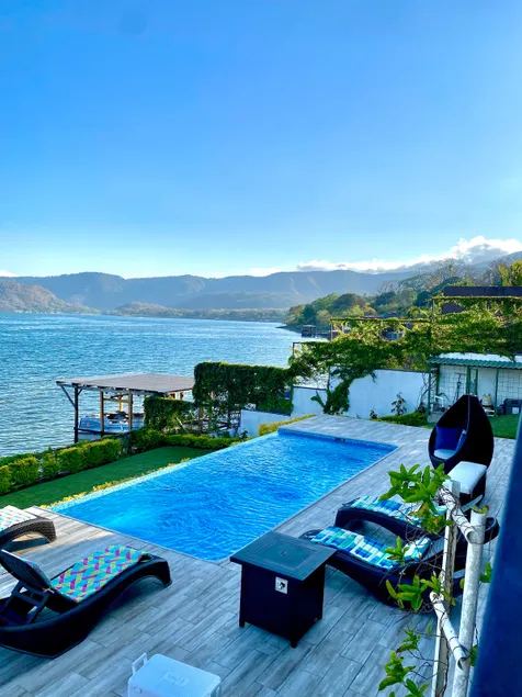 House in Lake Coatepeque - Image 1