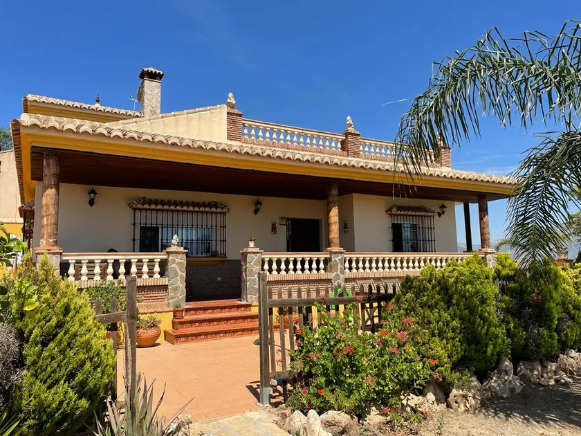 A nice country house with a pool in La Viñuela - Image 1