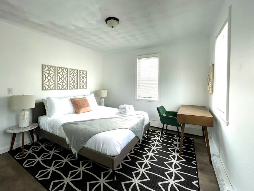 BEAUTIFUL CONDO w/ 3 bedrooms and free parking - Image 1