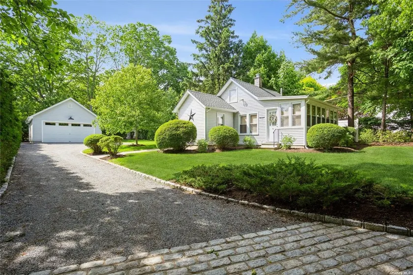 Walk to Love Lane! Immaculately renovated private cottage. - Image 1