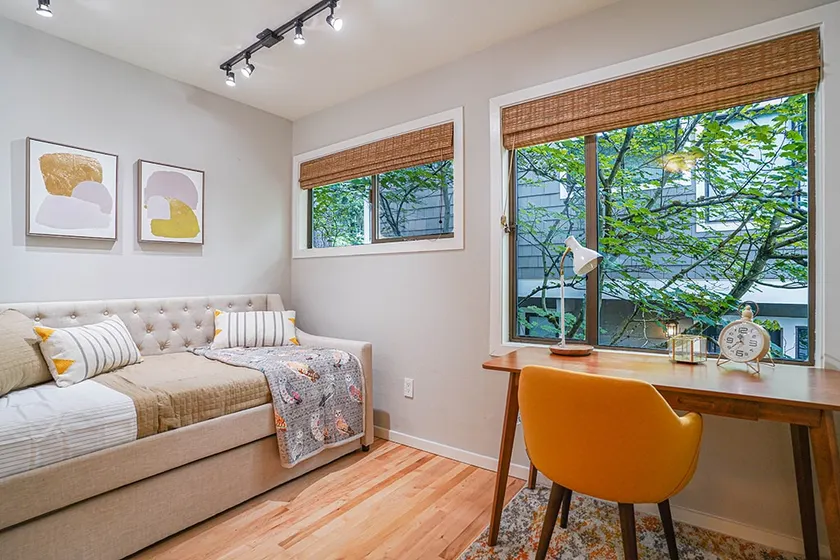Sunlit contemporary Bellevue Home w a Lush Garden - Image 1