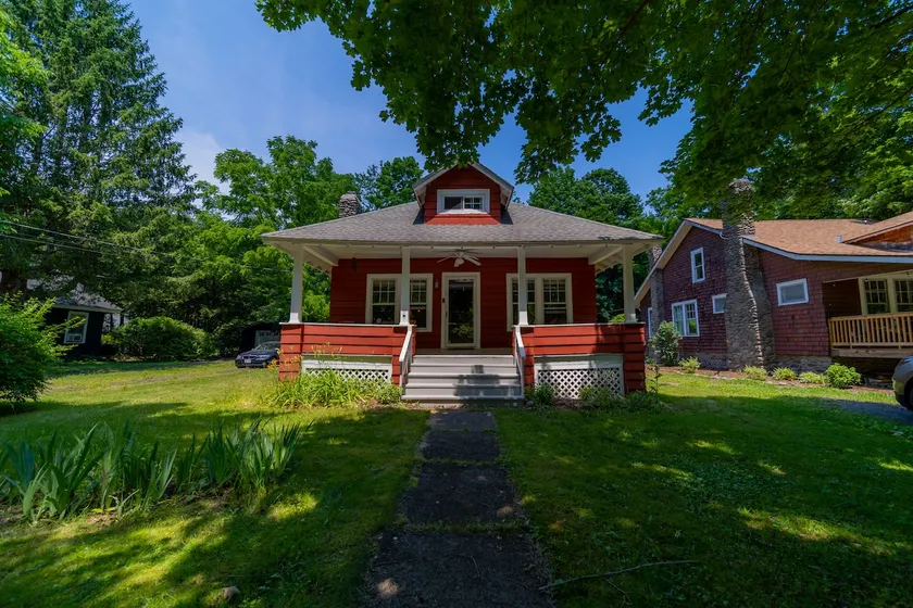 1920s Phoenicia Bungalow w/Fireplace, Sauna & Yard - Image 1