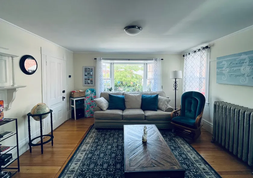 Comfy & Cozy Apartment with Free Parking - Image 1