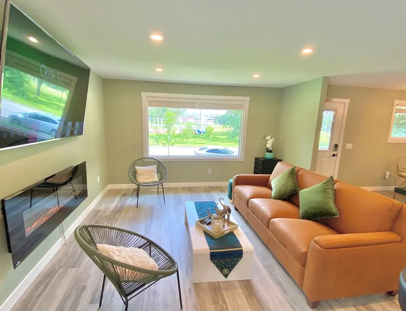U of C Walking Distance 6BR/4.5BTH - Image 1