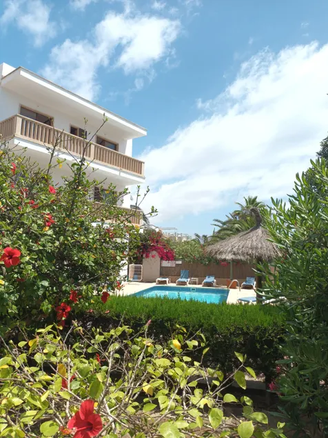 Lovely place with a pool - Image 1