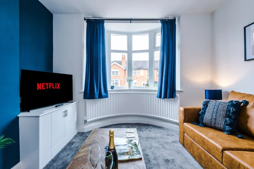 Pristine 3-bed home in Crewe by 53 Degrees Property, ideal for Business & Contractors, Great Parking - Sleeps 5 - Image 1