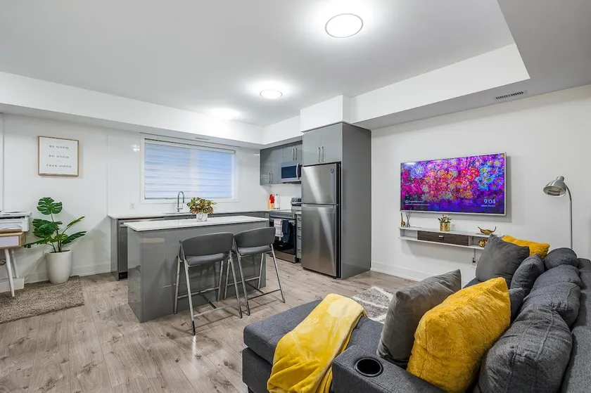 Exquisite 2 Bedroom Apt, mins to the falls. - Image 1