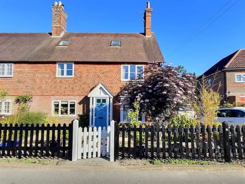 Large 4 Bedroom Cottage - Beautifully presented - Image 1