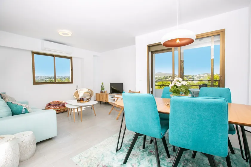 2 Bedroom Apartment with pool and next to beach - Image 1