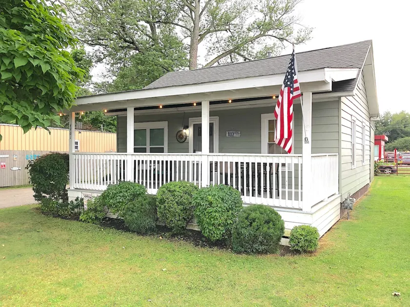 2-bedroom cottage right off famous GOTL Strip! - Image 1
