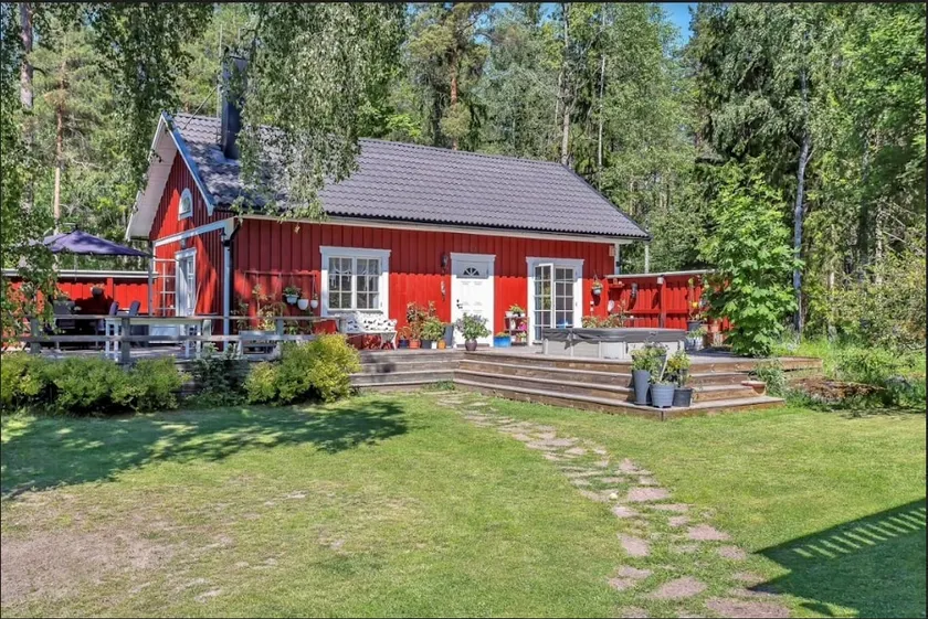 2 Guest houses with sauna and hot tub in Marielund - Image 1