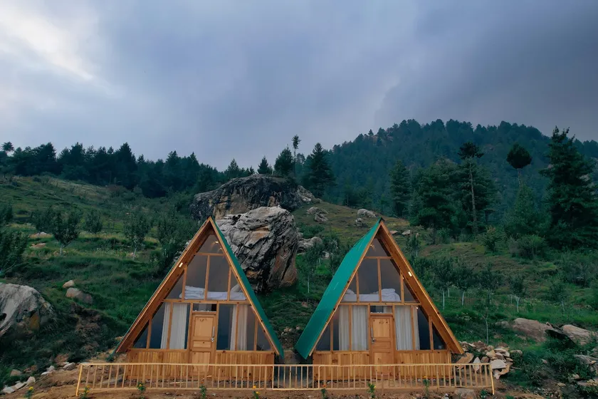 Scenic cottage on a meadow, Sainj Valley - Image 1