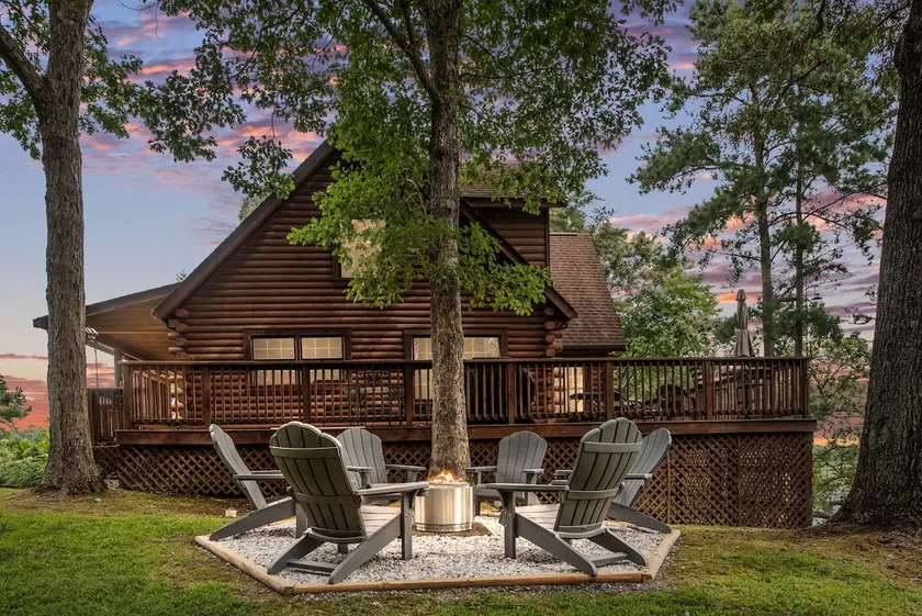 Waterfront Log Cabin | Kayaks, Arcade & Sleeps 12 - Image 1