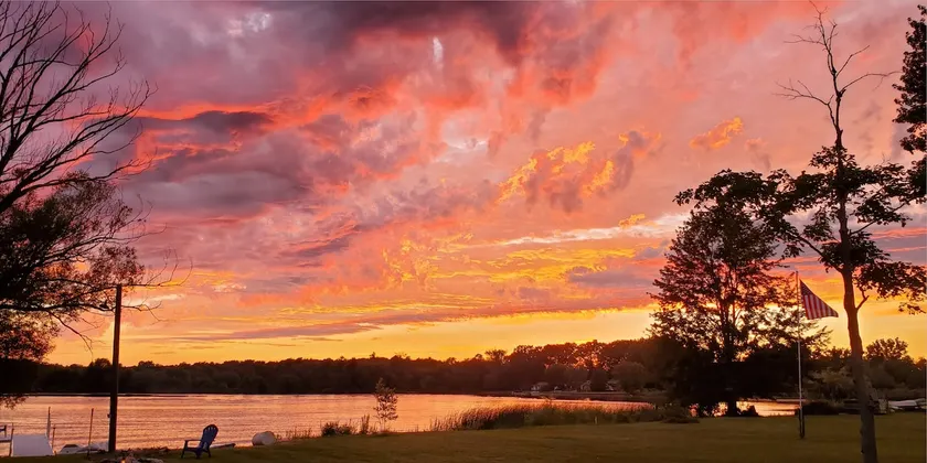 Lakeside Bliss - Charming Lakehouse - Image 1