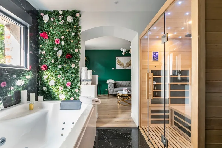 ”L'Evasion”: jacuzzi, sauna, terrace & parking - Image 1
