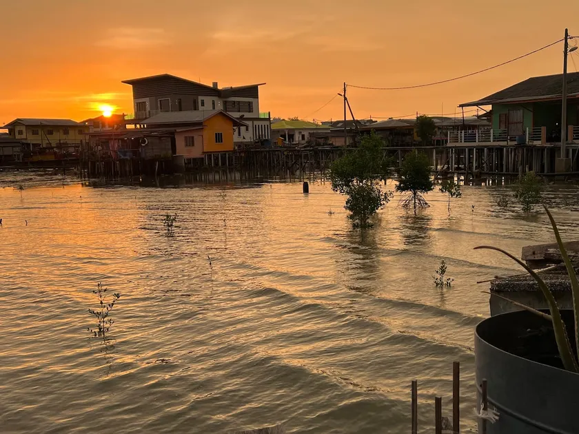 Pulau Ketam Tide Homestay Quiet detached painter's stilt house on the tide - Image 1