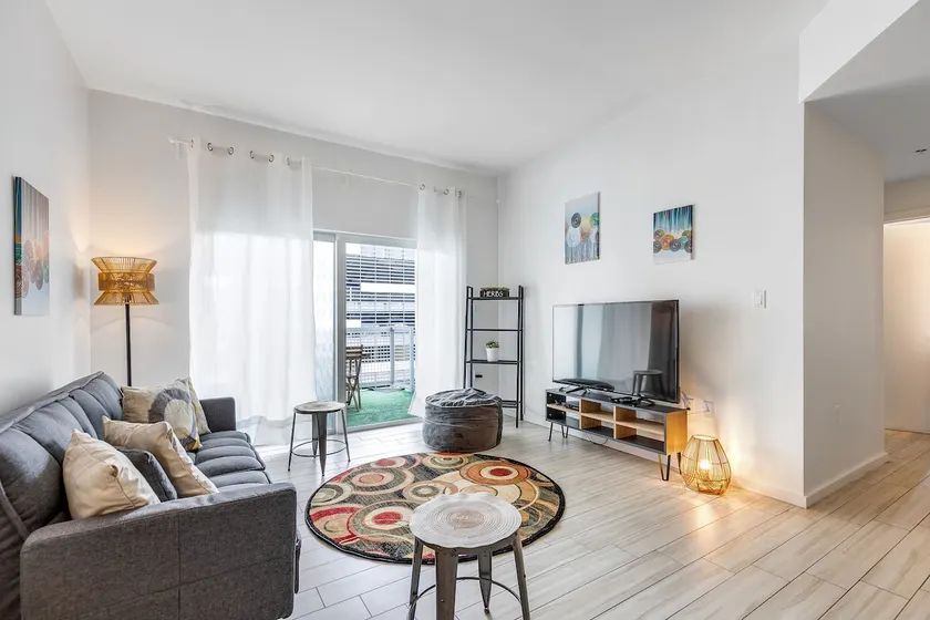 Lovely 2bed/2bath with free parking spot - Image 1