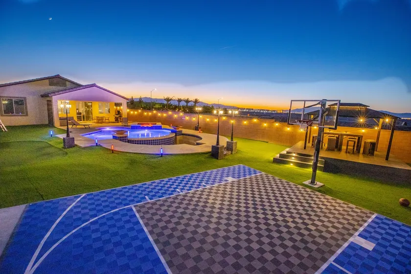 1900 SqFt House 25Ft Heatable Pool/Spa- Strip View - Image 1