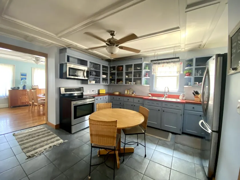 Cheerful 3-bedroom home with easy access to beach - Image 1
