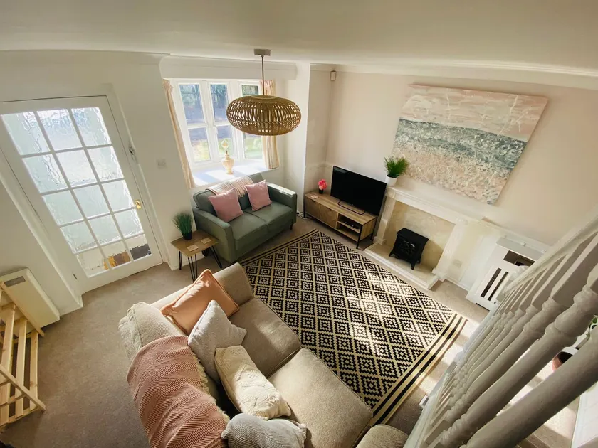Cosy 2 bed maisonette with parking by the coast - Image 1